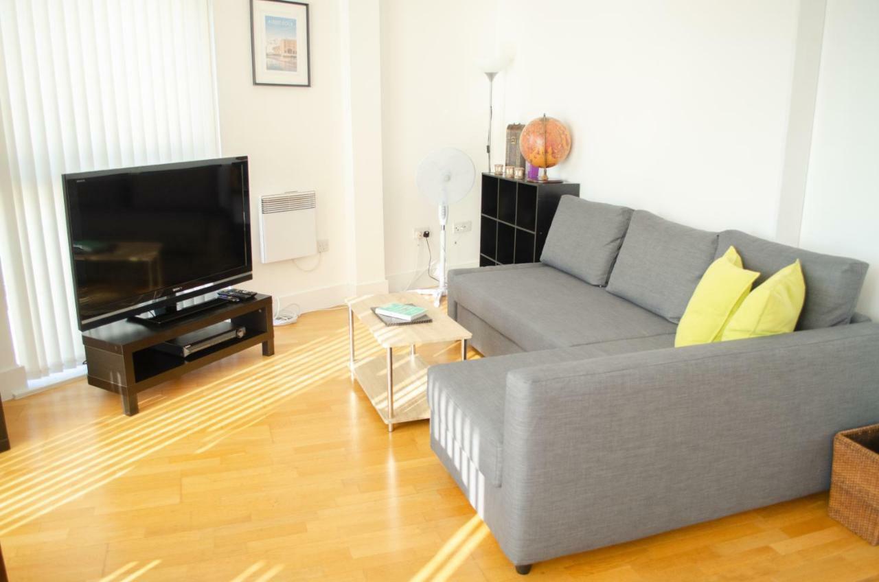Serviced Apartment In Liverpool City Centre - Free Parking - Balcony - By Happy Days Екстериор снимка