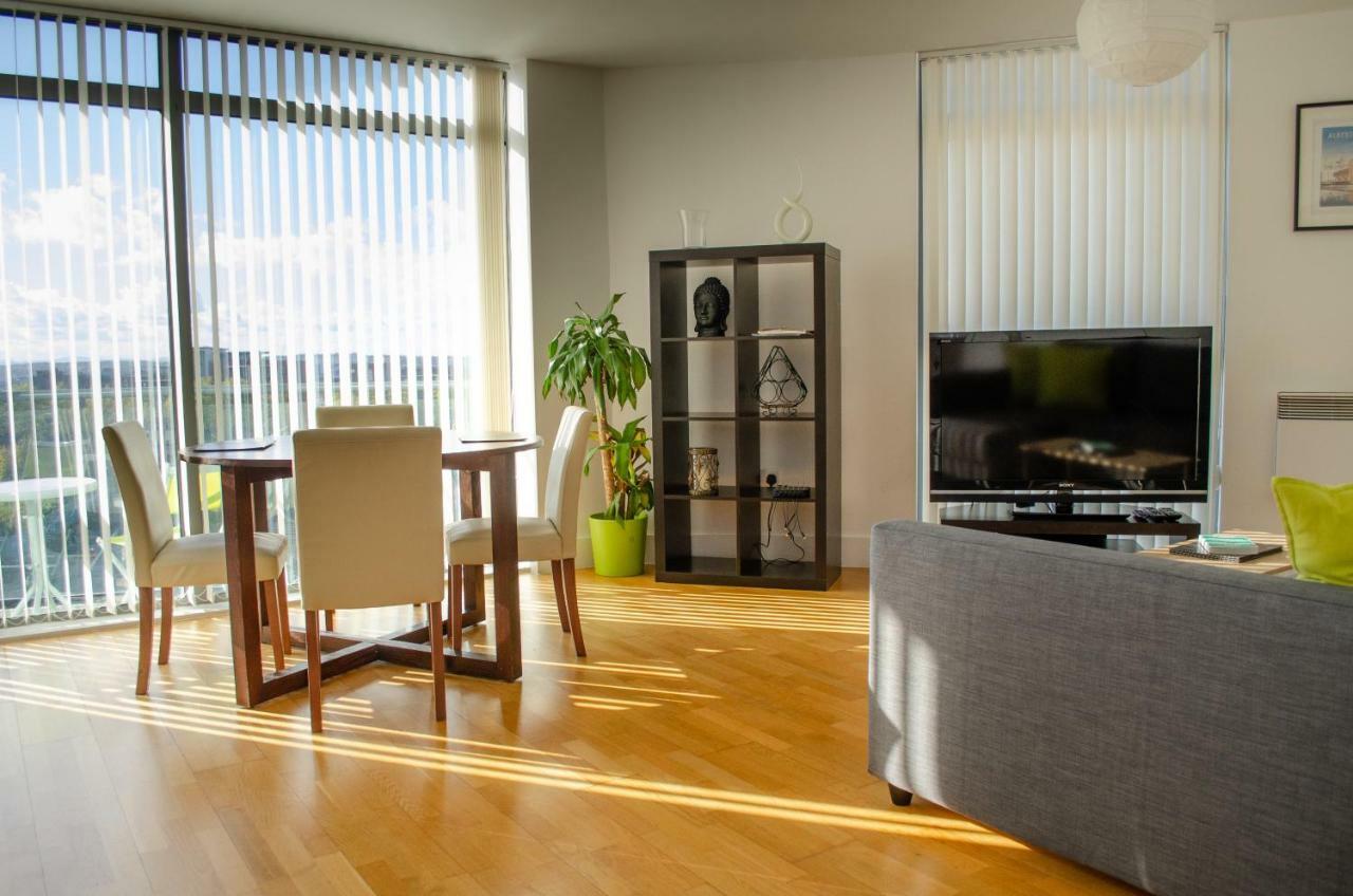 Serviced Apartment In Liverpool City Centre - Free Parking - Balcony - By Happy Days Екстериор снимка